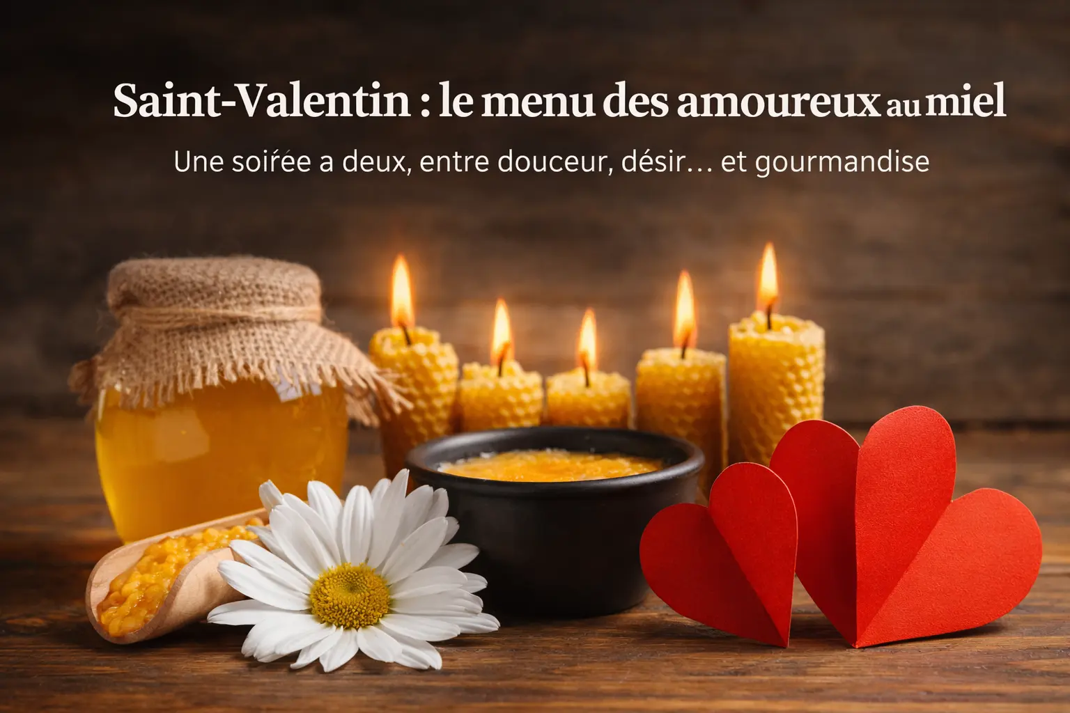 Douceur de Saint-Valentin au miel Table romantique de Saint-Valentin avec pot de miel artisanal, bougies en cire d’abeille et cœurs rouges