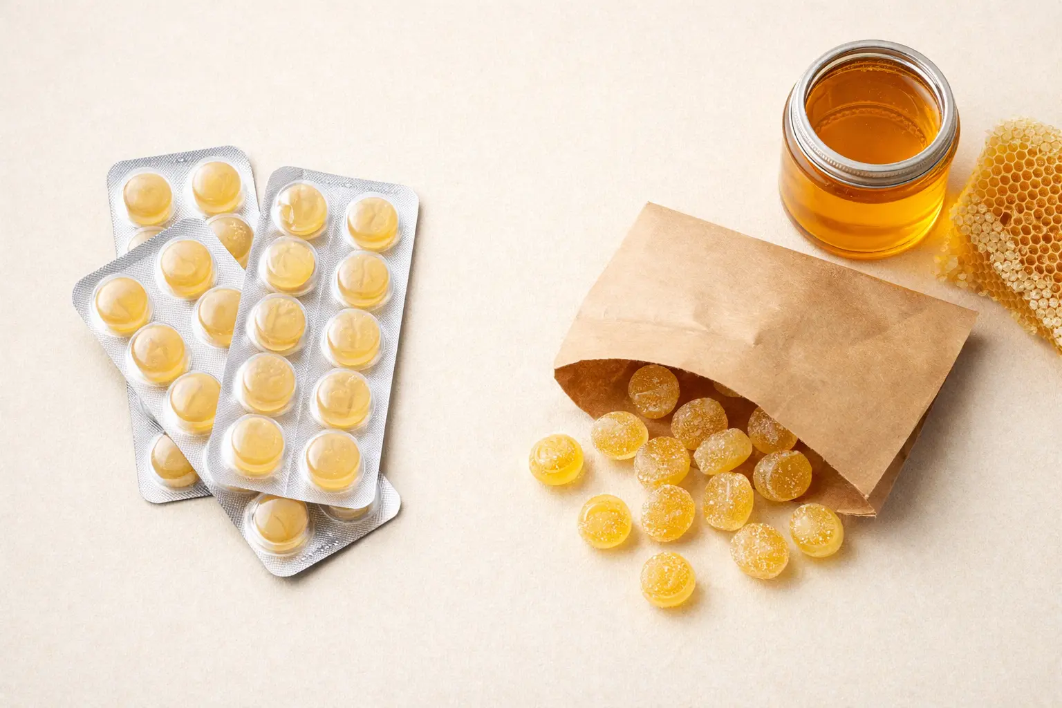 Bonbons au miel : pharmacie vs artisanal Comparaison entre des bonbons au miel de pharmacie et des bonbons au miel artisanaux, illustrant deux approches différentes du produit