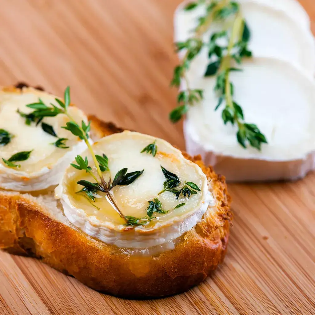 Toasts de chèvre chaud au miel Toasts de chèvre chaud nappés de miel artisanal, entrée gourmande pour la Saint-Valentin