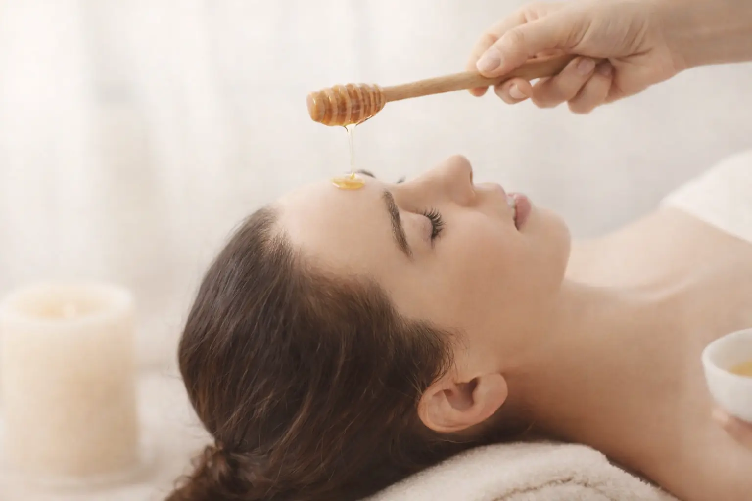 Douceur de miel et sérénité Masque visage naturel au miel cru appliqué sur la peau pour illustrer les bienfaits du miel pour la peau