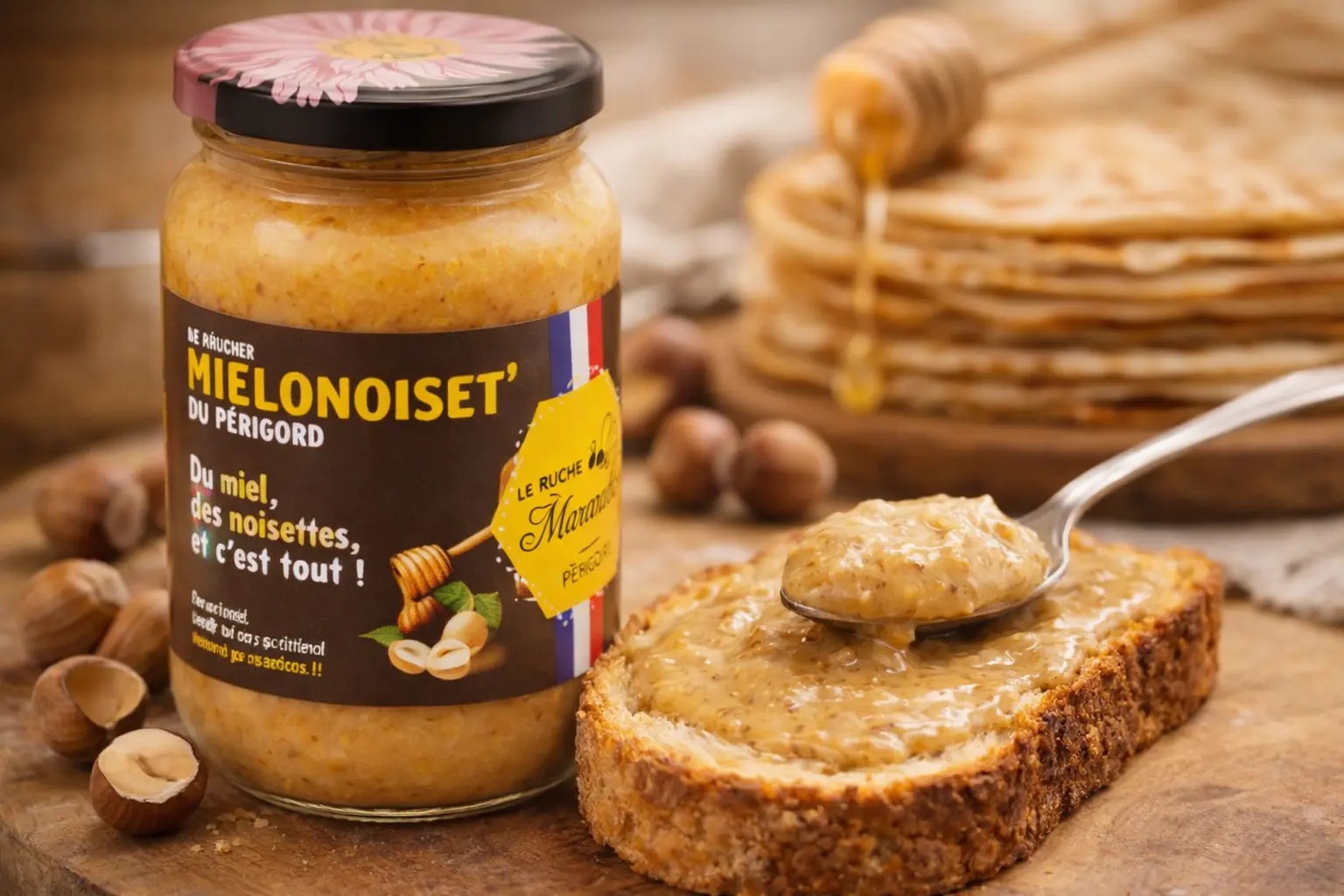 Mielonoiset’ du Périgord en pot, pâte à tartiner au miel et noisettes, présenté sur une tartine avec noisettes entières