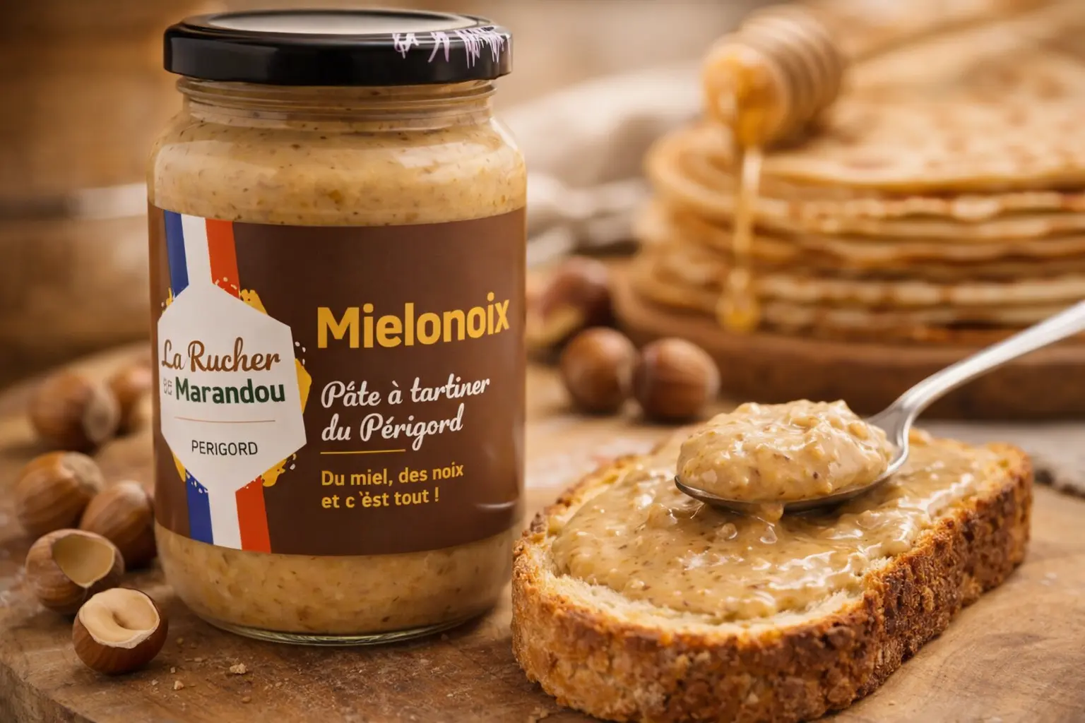 Pâte à tartiner Mielonoix Pâte à tartiner Mielonoix du Périgord sur tartine avec éclats de noix – Rucher du Marandou