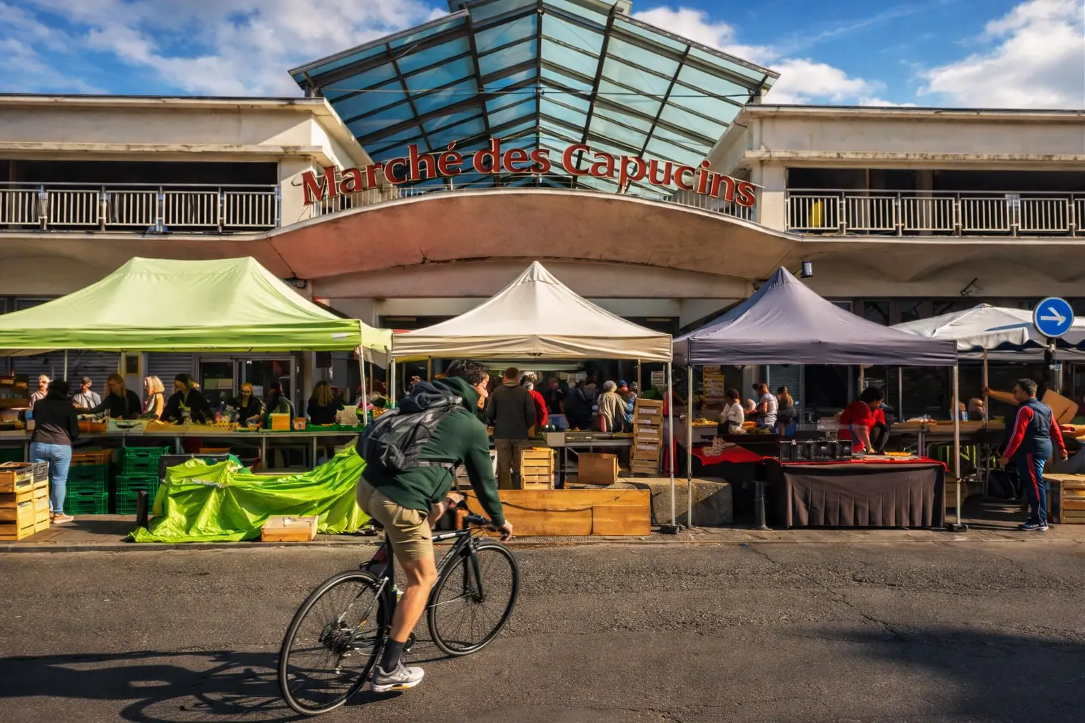 Marché des Capucins à Bordeaux, marché emblématique avec stands de producteurs locaux et ambiance animée