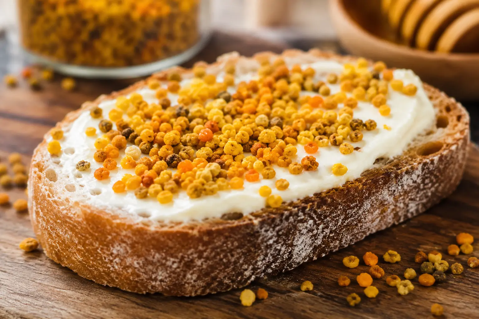 Pain artisanal au miel et pollen Tartine garnie de pollen de fleurs sur une préparation crémeuse au petit-déjeuner