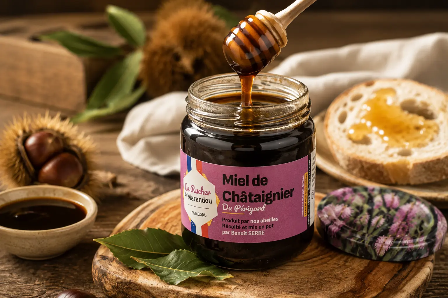 Miel de châtaignier du Périgord Pot de miel de châtaignier du Périgord du Rucher du Marandou avec un filet de miel qui s'écoule d'une cuillère en bois.