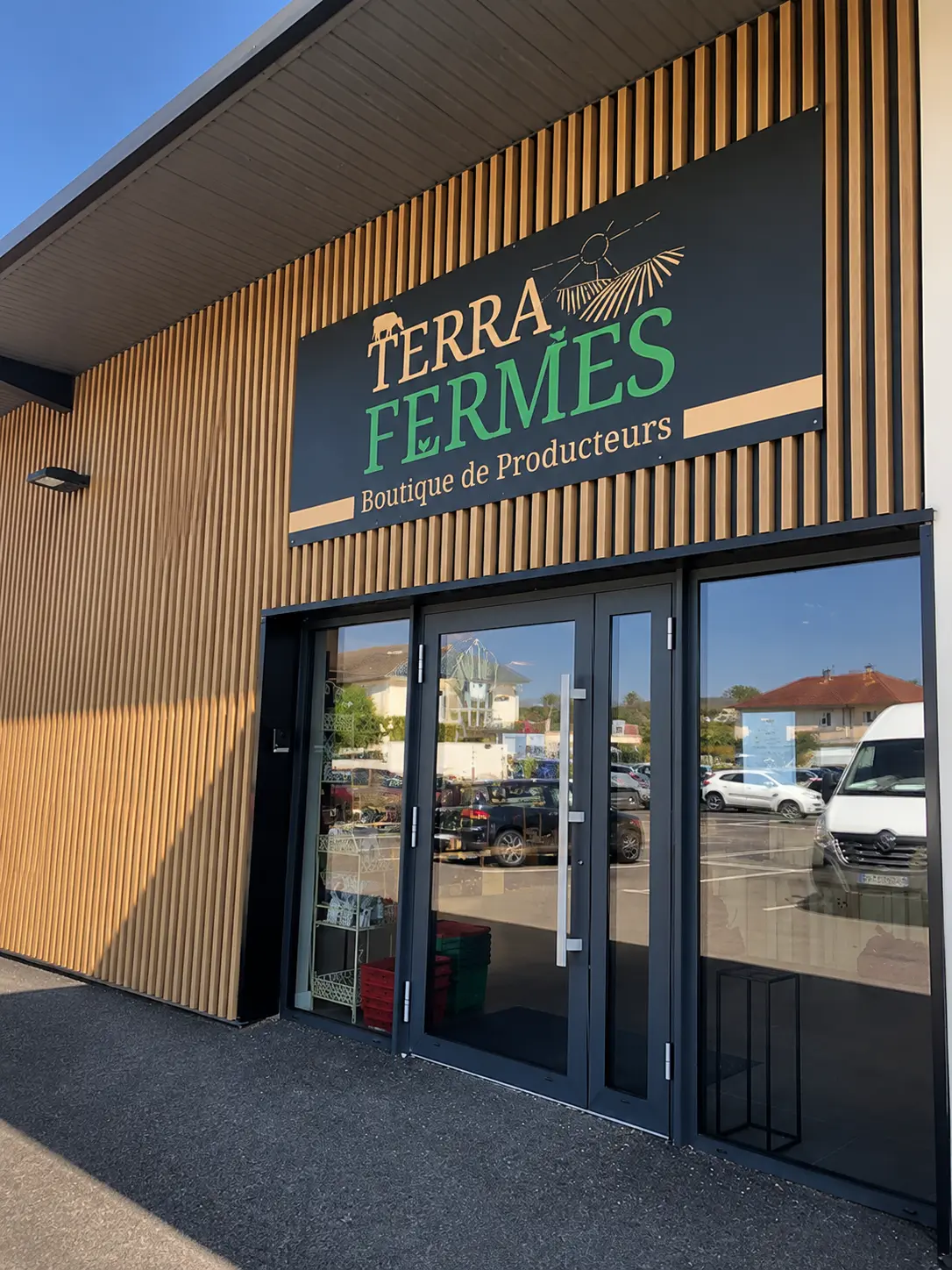 Terra Fermes - Boutique de producteurs Entrée du magasin Terra Fermes à Terrasson-Lavilledieu, boutique de producteurs où retrouver les miels du Rucher du Marandou.